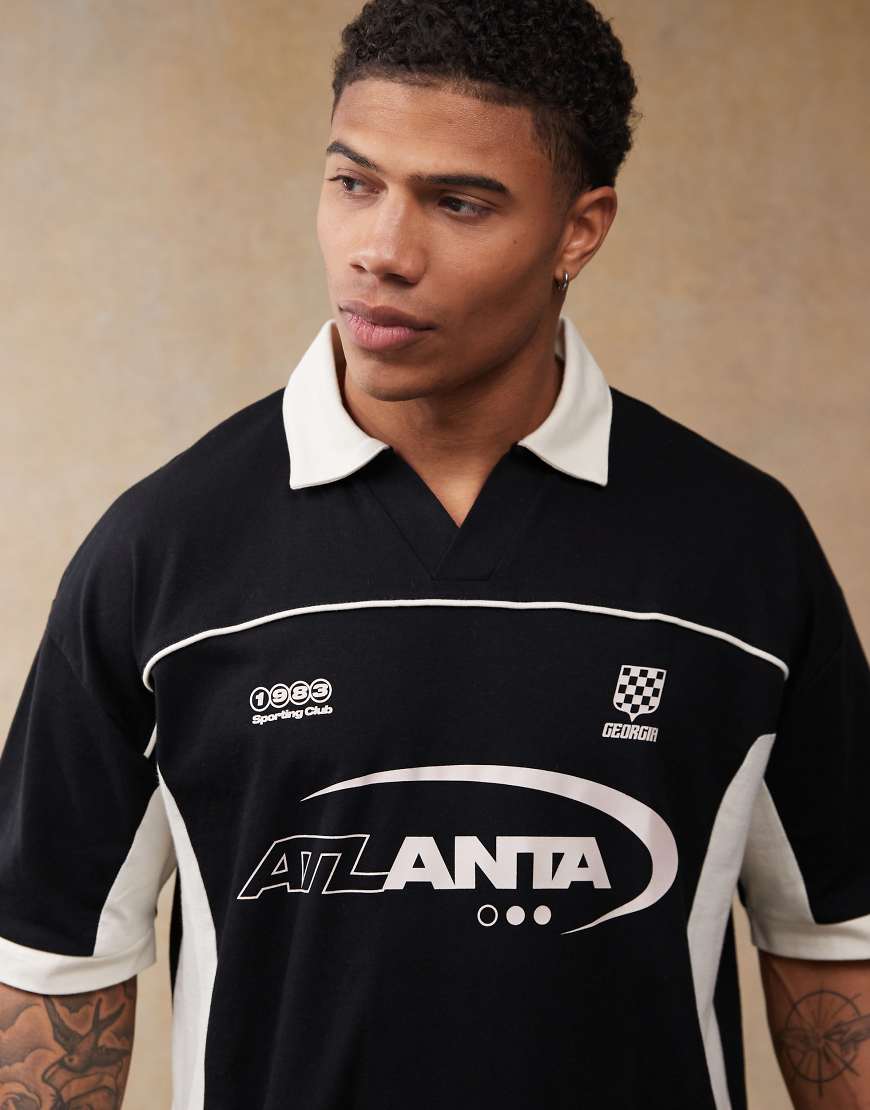 ASOS DESIGN - Kastiges Oversize-Poloshirt in Schwarz mit abgenähten Einsätzen und Sport-Prints von ASOS DESIGN