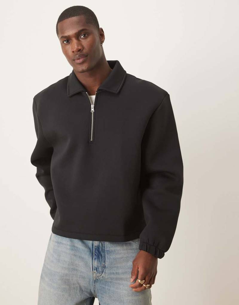 ASOS DESIGN - Kastiges Rugby-Sweatshirt in Oversize-Passform aus schwerem, neoprenartigem Material in Schwarz mit kurzem Reißverschluss von ASOS DESIGN