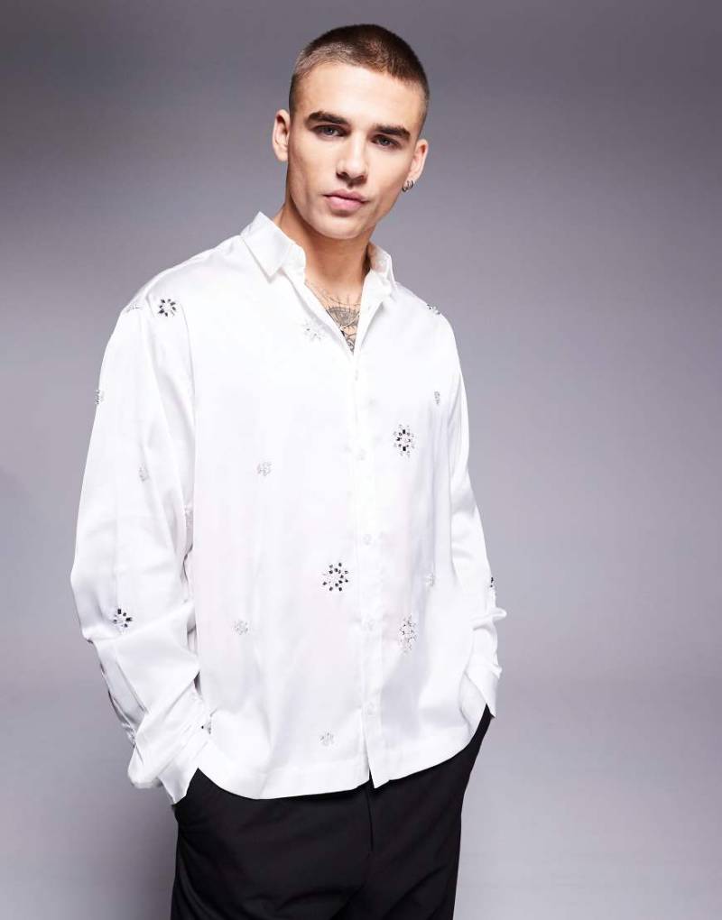 ASOS DESIGN - Kastiges Oversize-Satinhemd in Weiß mit Verzierungen von ASOS DESIGN