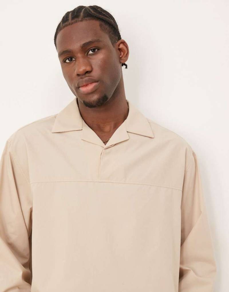 ASOS DESIGN - Kastiges Oversize-Schlupfhemd aus Baumwolle in Ecru-Neutral von ASOS DESIGN