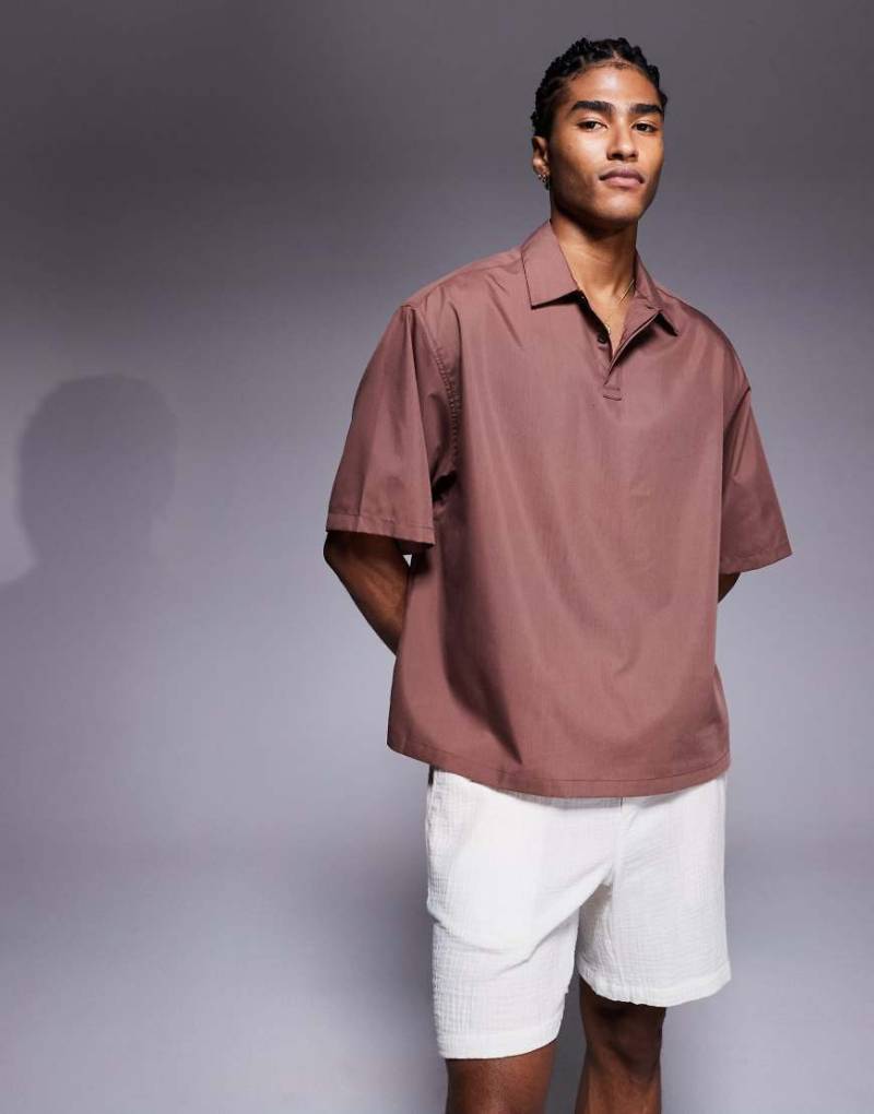 ASOS DESIGN - Kastiges Oversize-Schlupfhemd in Braun von ASOS DESIGN