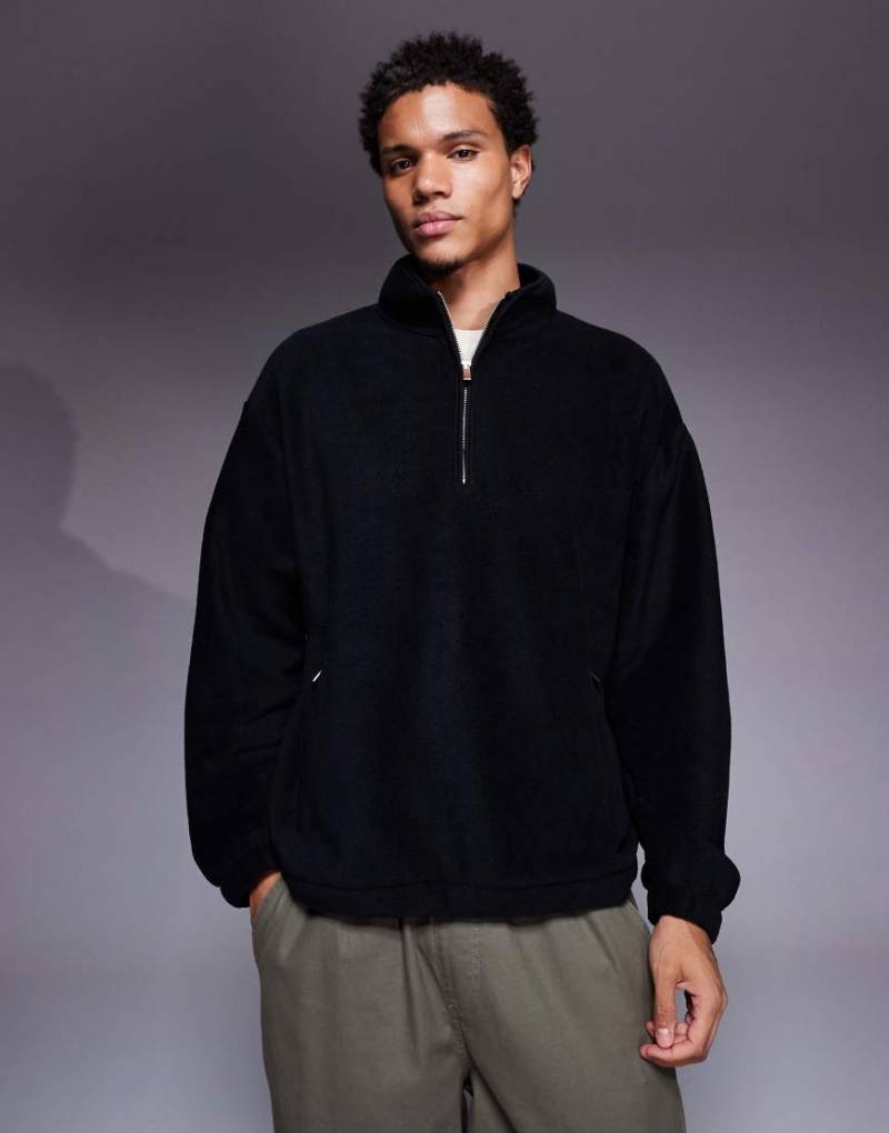 ASOS DESIGN - Kastiges, locker geschnittenes Fleece-Sweatshirt in Schwarz mit Stehkragen und kurzem Reißverschluss von ASOS DESIGN