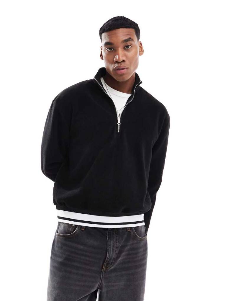 ASOS DESIGN - Boxy Fit Oversize-Sweatshirt in Schwarz aus Fleece mit kurzem Reißverschluss von ASOS DESIGN