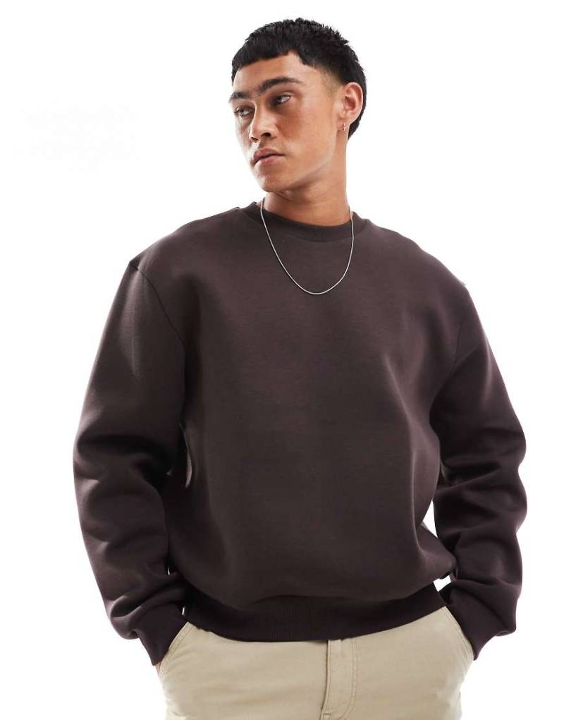 ASOS DESIGN - Kastiges Oversize-Sweatshirt aus schwerem, neoprenartigem Material in Braun von ASOS DESIGN