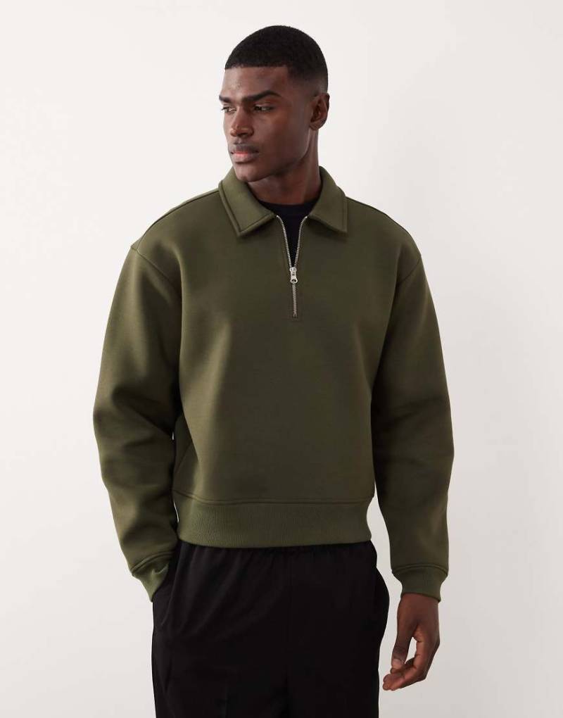 ASOS DESIGN - Kastiges, locker geschnittenes Sweatshirt aus schwerem, neoprenartigem Stoff in Khaki mit kurzem Reißverschluss und Kragen-Grün von ASOS DESIGN