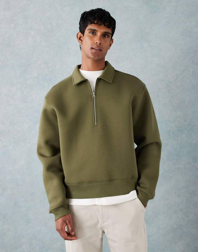 ASOS DESIGN - Kastiges, locker geschnittenes Sweatshirt aus schwerem, neoprenartigem Stoff in Khaki mit kurzem Reißverschluss und Kragen-Grün von ASOS DESIGN