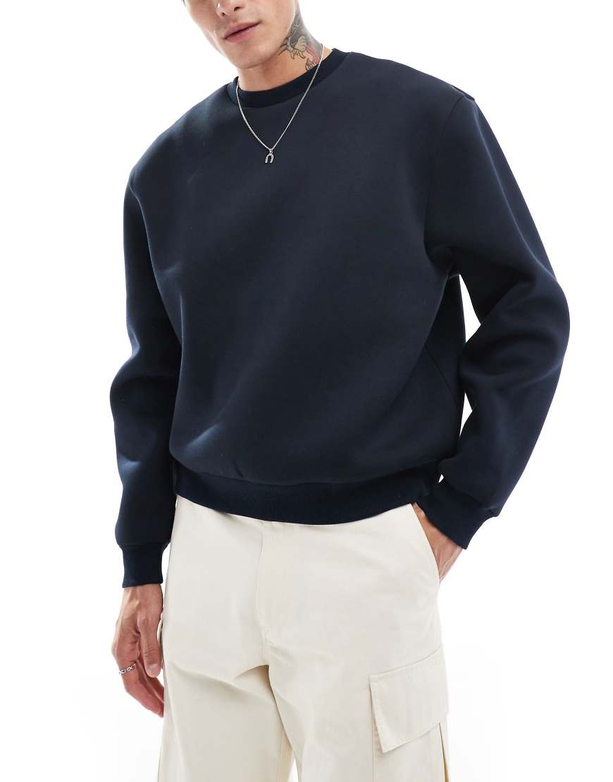 ASOS DESIGN - Kastiges Oversize-Sweatshirt aus Material in Neoprenoptik in Marineblau von ASOS DESIGN