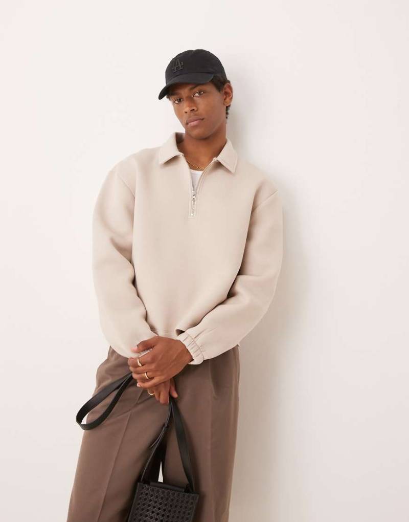 ASOS DESIGN - Kastiges Oversize-Sweatshirt aus schwerem, neoprenartigem Material in Beige mit kurzem Reißverschluss-Neutral von ASOS DESIGN