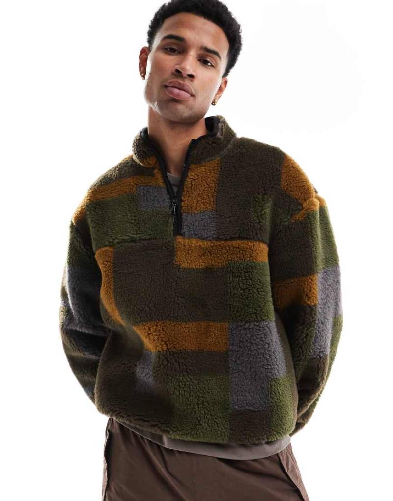 ASOS DESIGN - Boxy-Fit-Sweatshirt in Khaki aus Teddystoff mit kurzem Reißverschluss und abstraktem Print-Grün von ASOS DESIGN