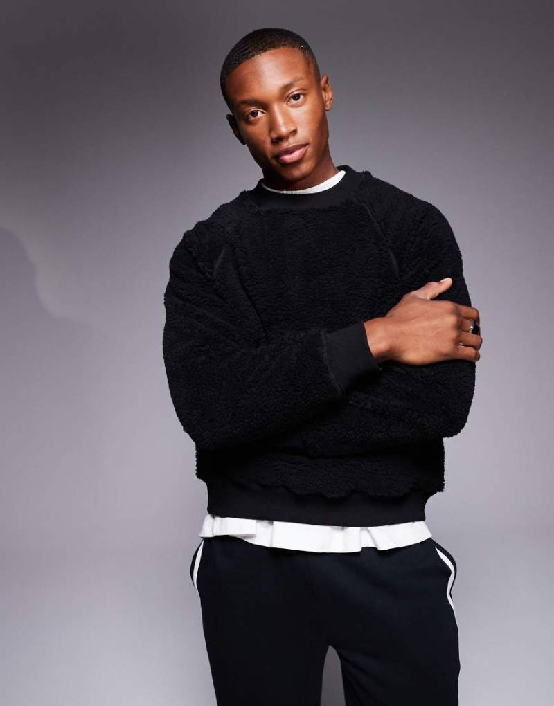 ASOS DESIGN - Kastiges Oversize-Sweatshirt aus Teddyfell in Schwarz mit Paspelierung von ASOS DESIGN