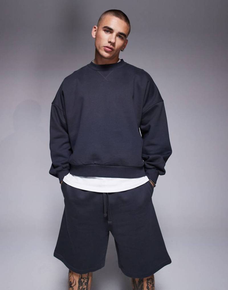 ASOS DESIGN - Kastiges Oversize-Sweatshirt aus hochwertigem, 400 g/m² schwerem Material in Anthrazit mit überschnittenen Schultern-Grau von ASOS DESIGN