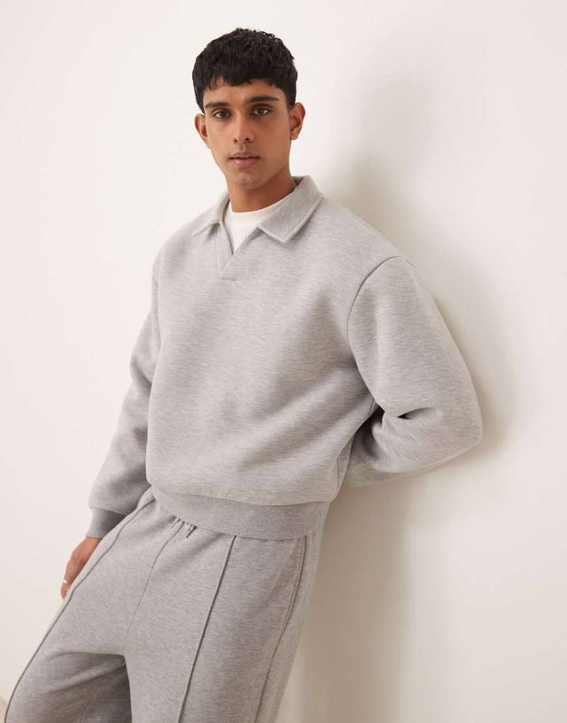 ASOS DESIGN - Kastiges Oversize-Sweatshirt aus schwerem neoprenartigem Material in Grau mit Polokragen von ASOS DESIGN