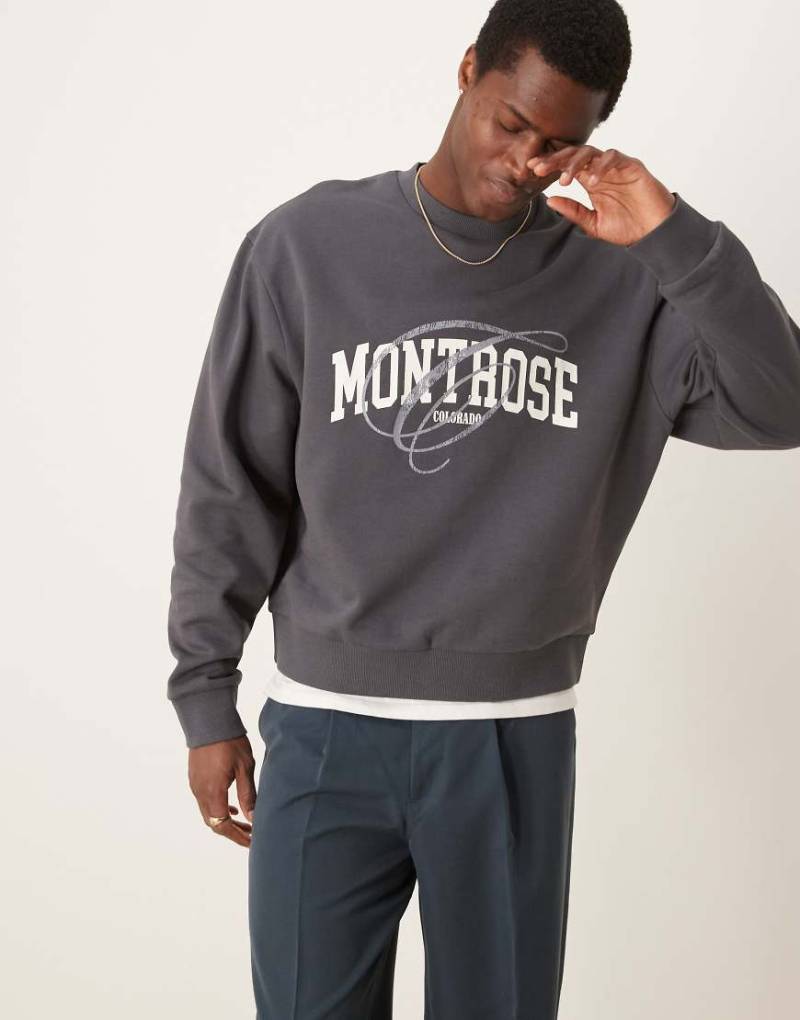 ASOS DESIGN - Kastiges Oversize-Sweatshirt in Anthrazit mit „Montrose"-Print-Grau von ASOS DESIGN