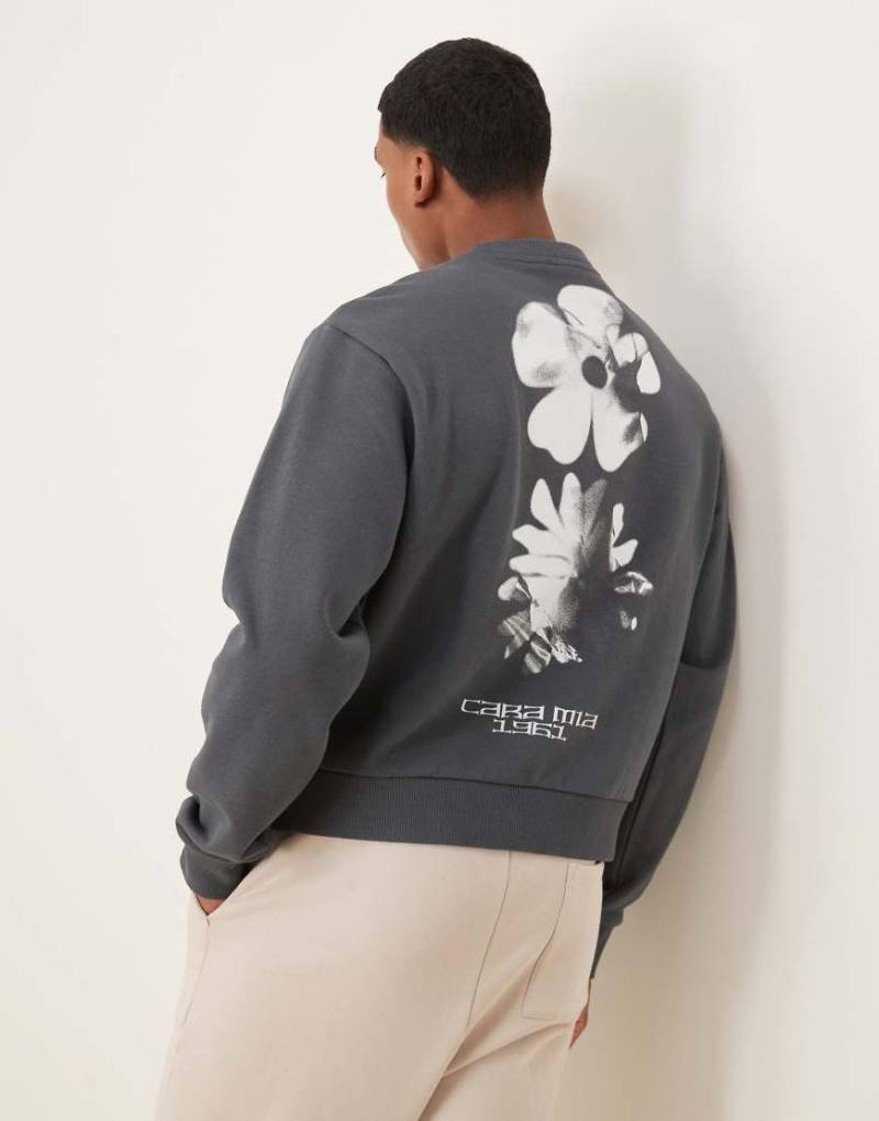 ASOS DESIGN - Kastiges Oversize-Sweatshirt in Anthrazit mit Blumenprint-Grau von ASOS DESIGN