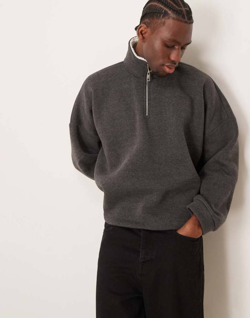 ASOS DESIGN - Kastiges Oversize-Sweatshirt in Anthrazit mit Stehkragen mit Teddyfutter und abfallender Schulterpartie-Grau von ASOS DESIGN
