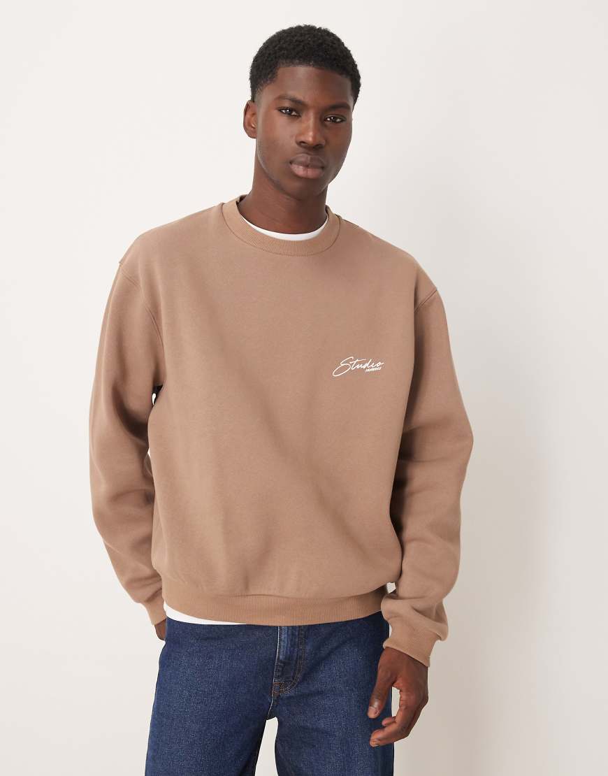 ASOS DESIGN - Kastiges Oversize-Sweatshirt in Beige mit Brust-Print-Brown von ASOS DESIGN