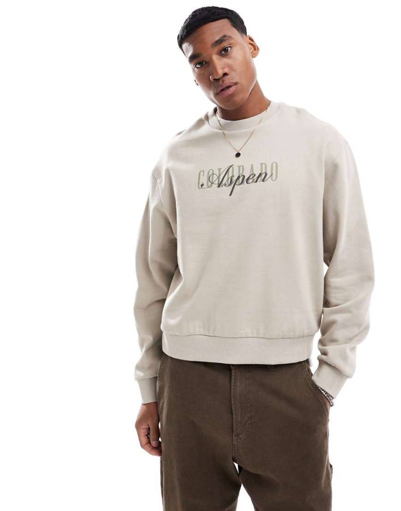 ASOS DESIGN - Kastiges Oversize-Sweatshirt in Beige mit Print auf der Vorderseite-Neutral von ASOS DESIGN
