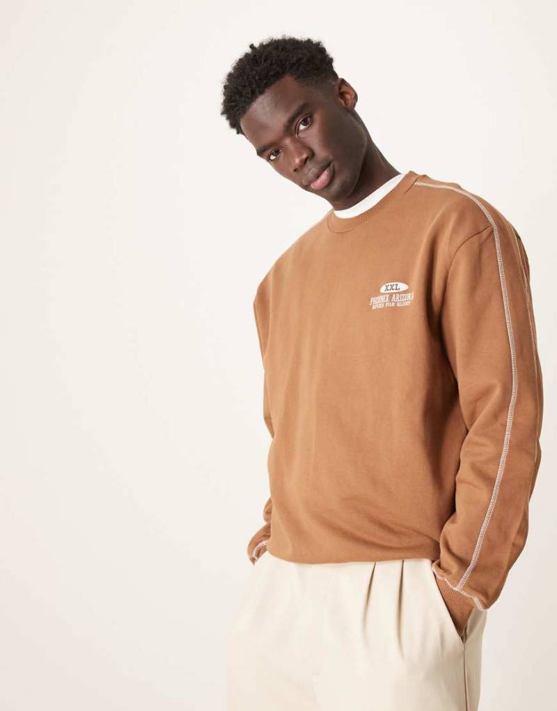 ASOS DESIGN - Kastiges Oversize-Sweatshirt in Braun mit Brust-Print von ASOS DESIGN