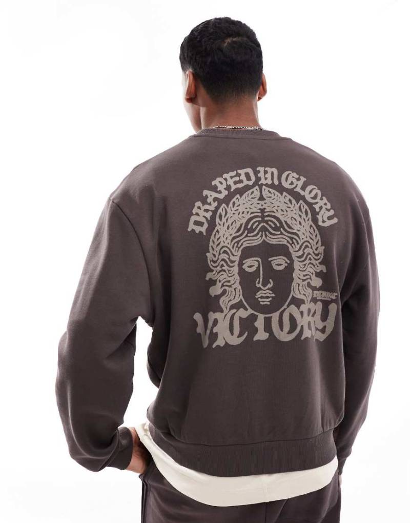 ASOS DESIGN - Kastiges Sweatshirt in Braun mit Print vorne und am Rücken von ASOS DESIGN
