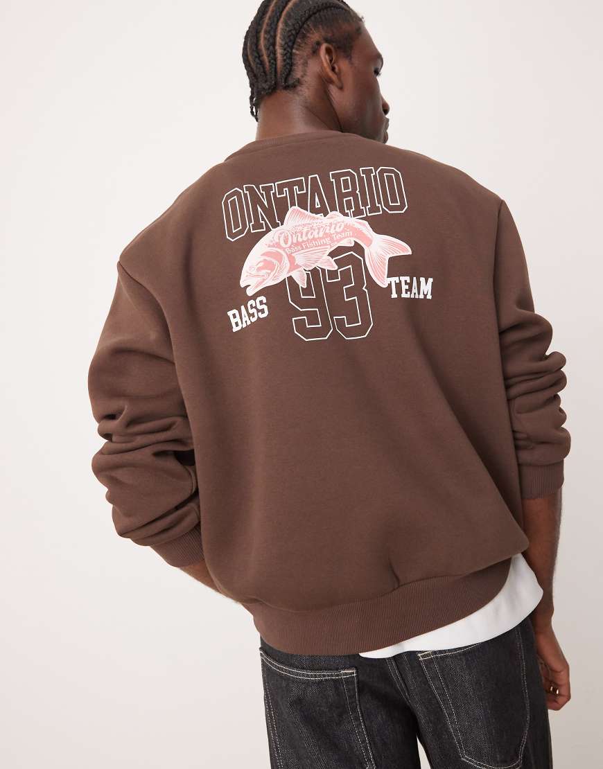 ASOS DESIGN - Kastiges Oversize-Sweatshirt in Braun mit Rückenprint-Grün von ASOS DESIGN