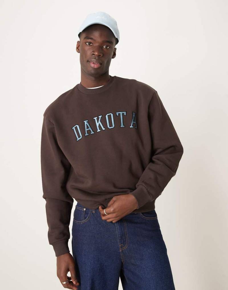 ASOS DESIGN - Kastiges Sweatshirt in Braun mit Satin-Stickerei auf der Brust von ASOS DESIGN