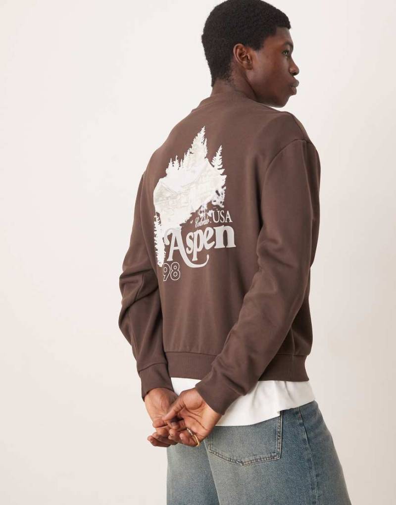ASOS DESIGN - Kastiges Oversize-Sweatshirt in Braun mit szenischem Print von ASOS DESIGN