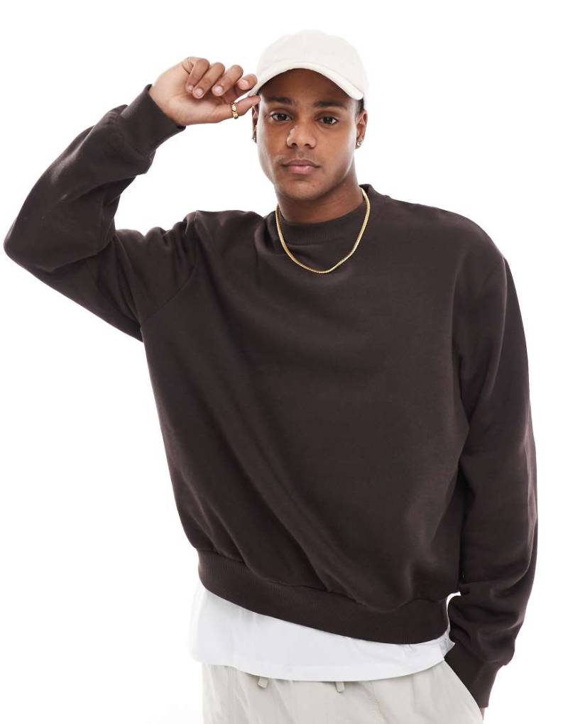 ASOS DESIGN - Kastiges Oversize-Sweatshirt in Braun von ASOS DESIGN