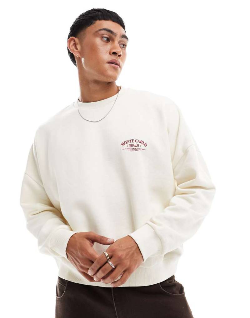 ASOS DESIGN - Kastiges Sweatshirt in Cremeweiß mit überschnittenen Schultern und Brust-Print-Neutral von ASOS DESIGN