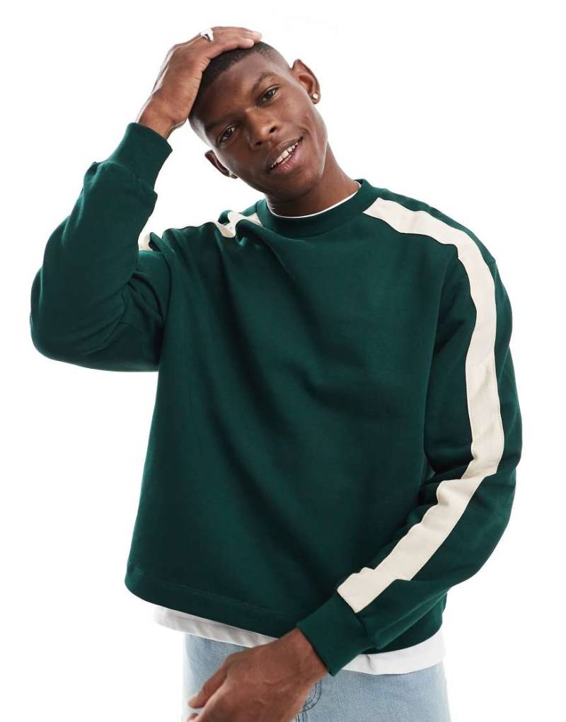 ASOS DESIGN - Kastiges Oversize-Sweatshirt in Dunkelgrün mit kontrastierenden seitlichen Zierstreifen von ASOS DESIGN