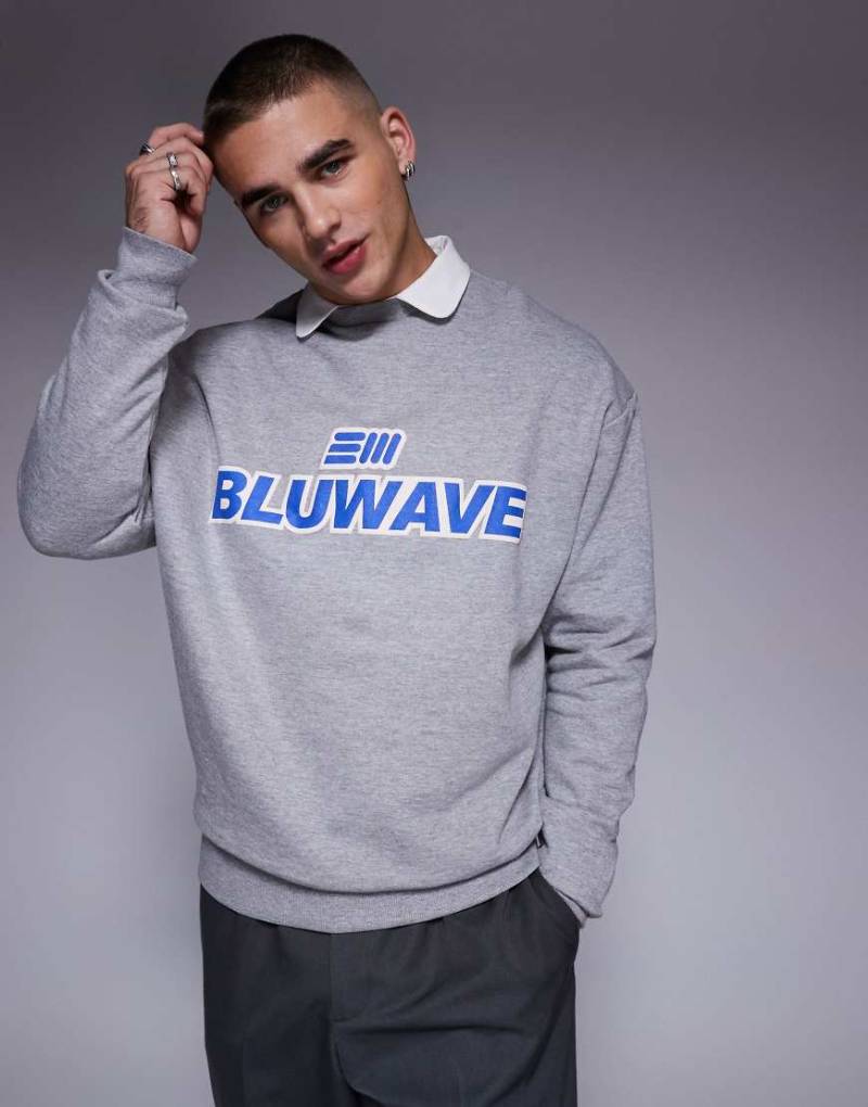 ASOS DESIGN - Kastiges Oversize-Sweatshirt in meliertem Grau mit Print auf der Vorderseite von ASOS DESIGN