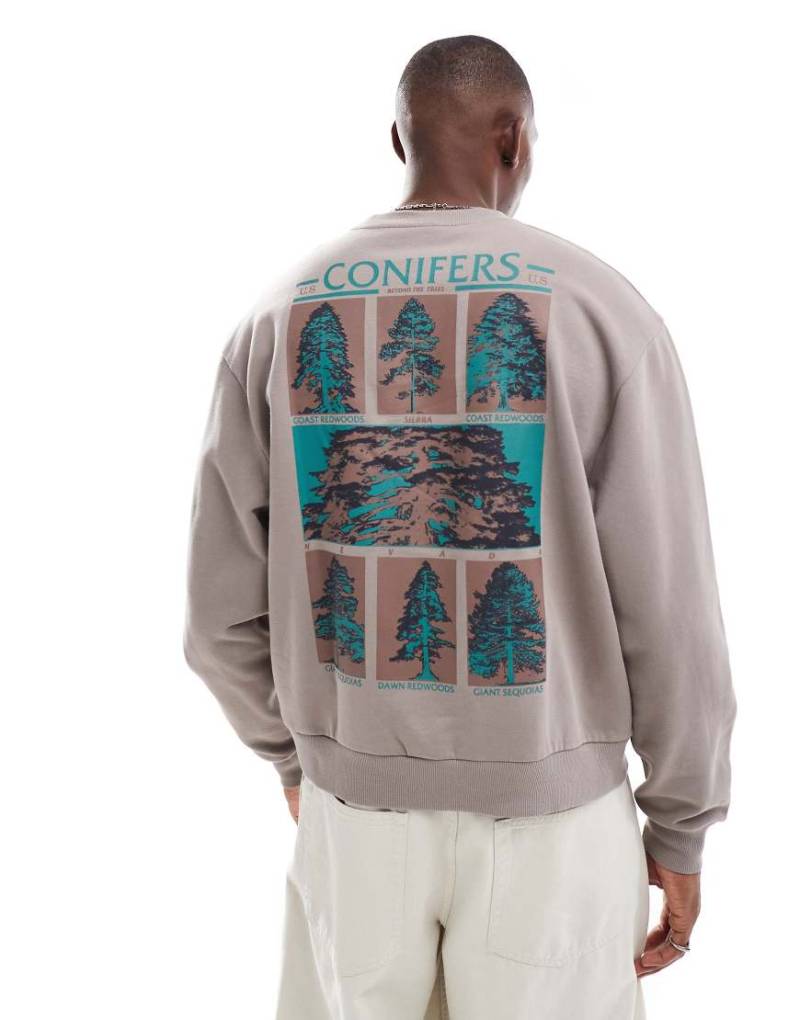ASOS DESIGN - Kastiges Oversize-Sweatshirt in Grau mit Rückenprint-Braun von ASOS DESIGN