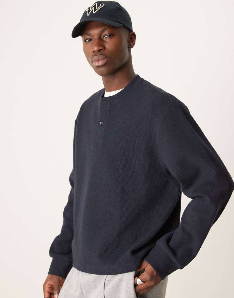 ASOS DESIGN - Kastiges Oversize-Sweatshirt in Marineblau mit Henley-Ausschnitt und Waffelstruktur von ASOS DESIGN