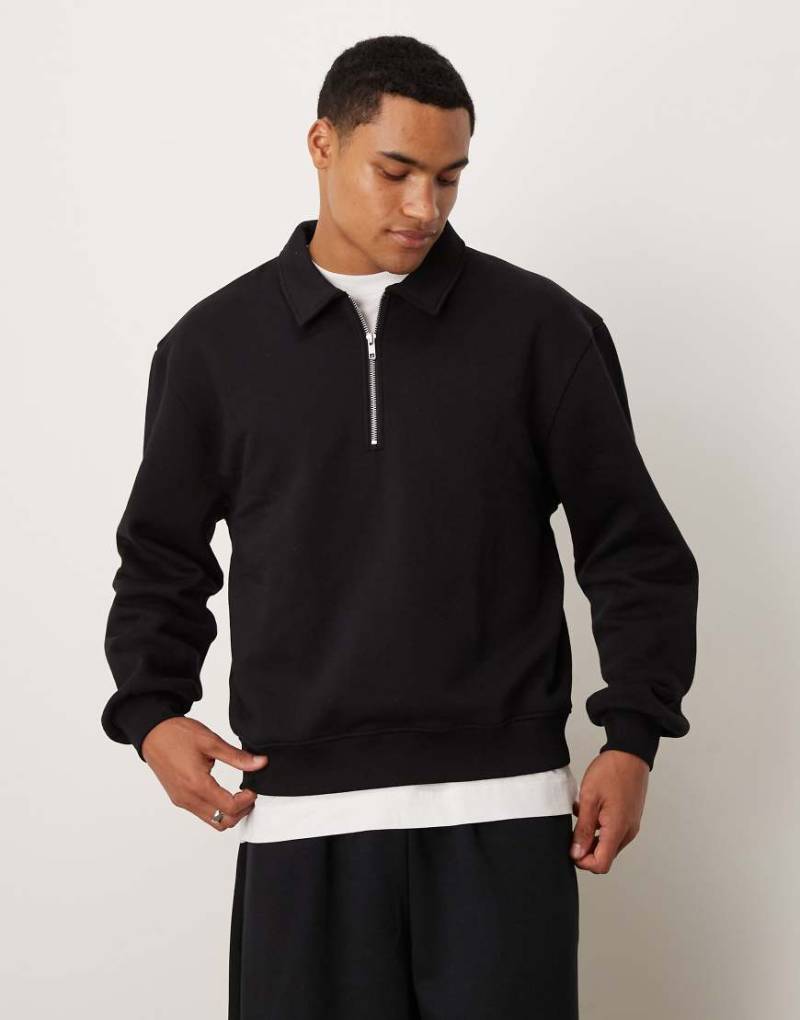 ASOS DESIGN - Kastiges, locker geschnittenes Basic-Sweatshirt in Schwarz mit kurzem Reißverschluss und Kragen von ASOS DESIGN