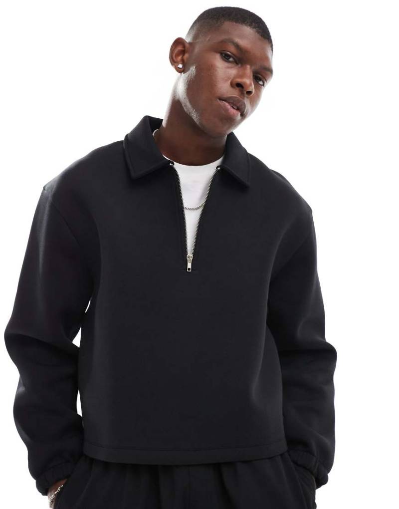 ASOS DESIGN - Boxy Fit Oversize-Sweatshirt in Schwarz aus Scuba-Material mit kurzem Reißverschluss von ASOS DESIGN