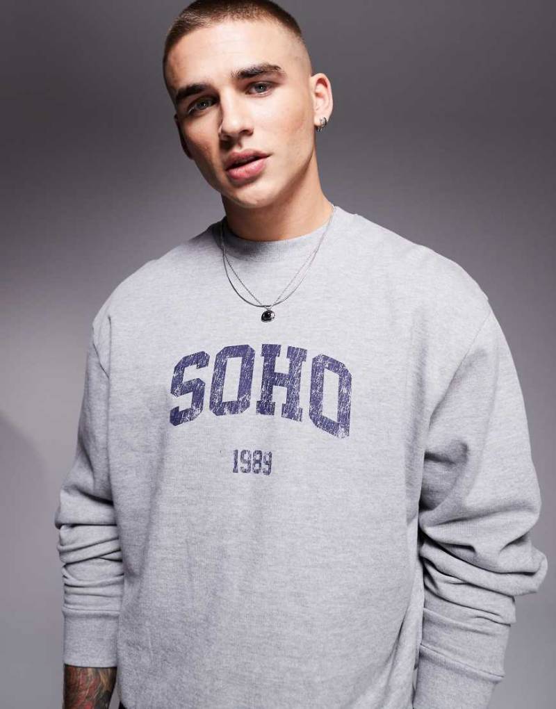 ASOS DESIGN - Kastiges Oversize-Sweatshirt in meliertem Grau mit „Soho"-Print von ASOS DESIGN