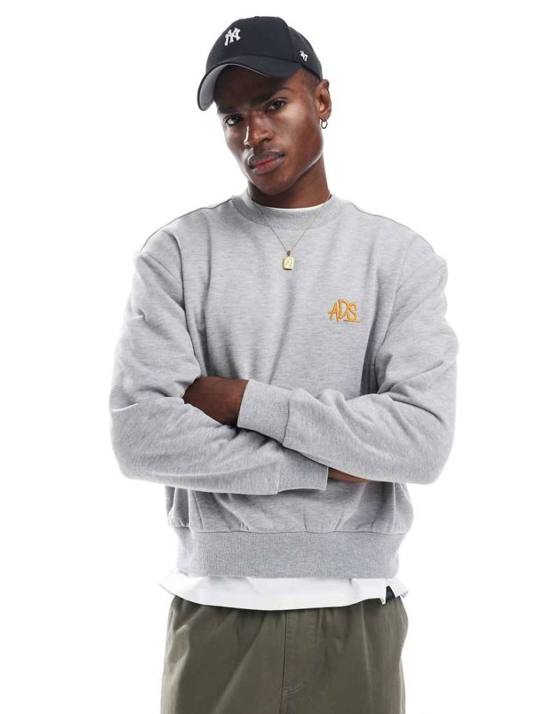 ASOS DESIGN - Kastiges Oversize-Sweatshirt in meliertem Grau mit Print von ASOS DESIGN