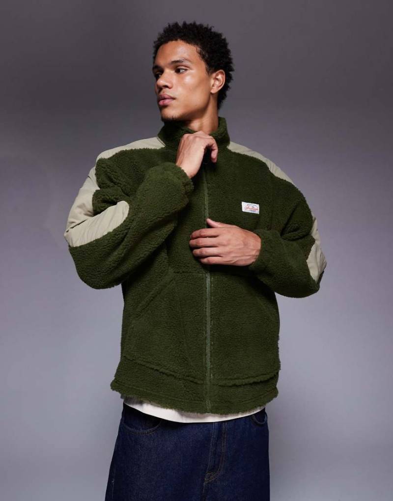 ASOS DESIGN - Locker geschnittenes, kastiges Teddyfell-Sweatshirt in Grün mit Stehkragen, durchgehendem Reißverschluss und Kontrasteinsätzen von ASOS DESIGN
