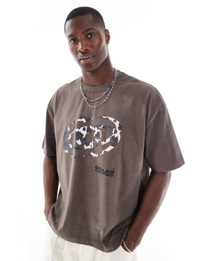 ASOS DESIGN - Schweres, kastiges Oversize-T-Shirt in verwaschenem Braun mit Street-Grafikprint von ASOS DESIGN