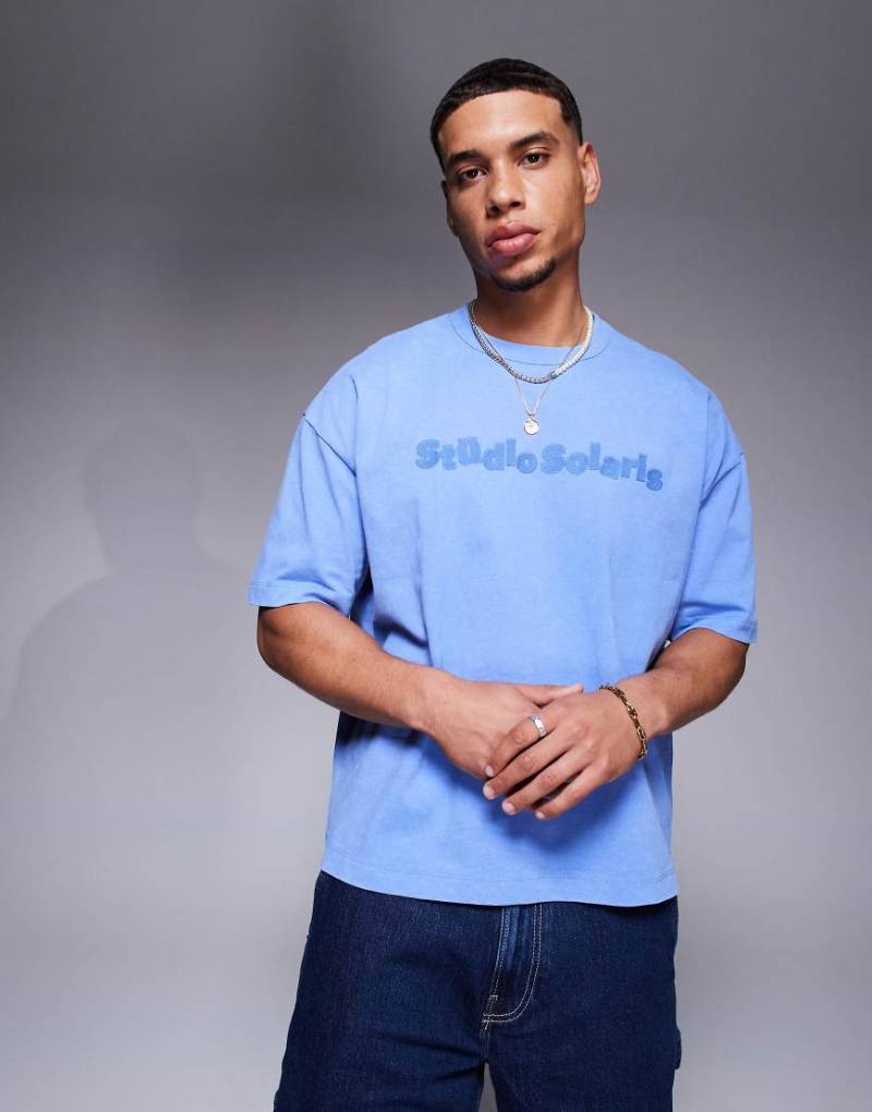 ASOS DESIGN - Schweres, kastiges Oversize-T-Shirt in verwaschenem Blau mit Text-Stickerei von ASOS DESIGN