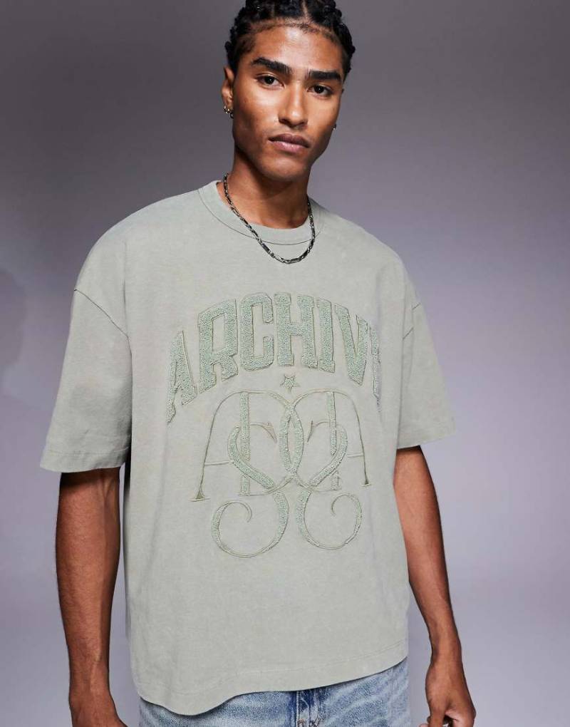 ASOS DESIGN - Schweres, kastiges Oversize-T-Shirt in verwaschenem Khaki mit Text-Grafikprint-Grün von ASOS DESIGN