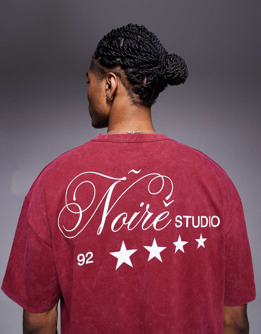 ASOS DESIGN - Kastiges Oversize-T-Shirt aus 220 g/m² schwerem Material in verwaschenem Rot mit Text-Print ASOS DESIGN - Kastiges Oversize-T-Shirt aus 220 g/m² schwerem Material in verwaschenem Rot mit Text-Print von ASOS DESIGN