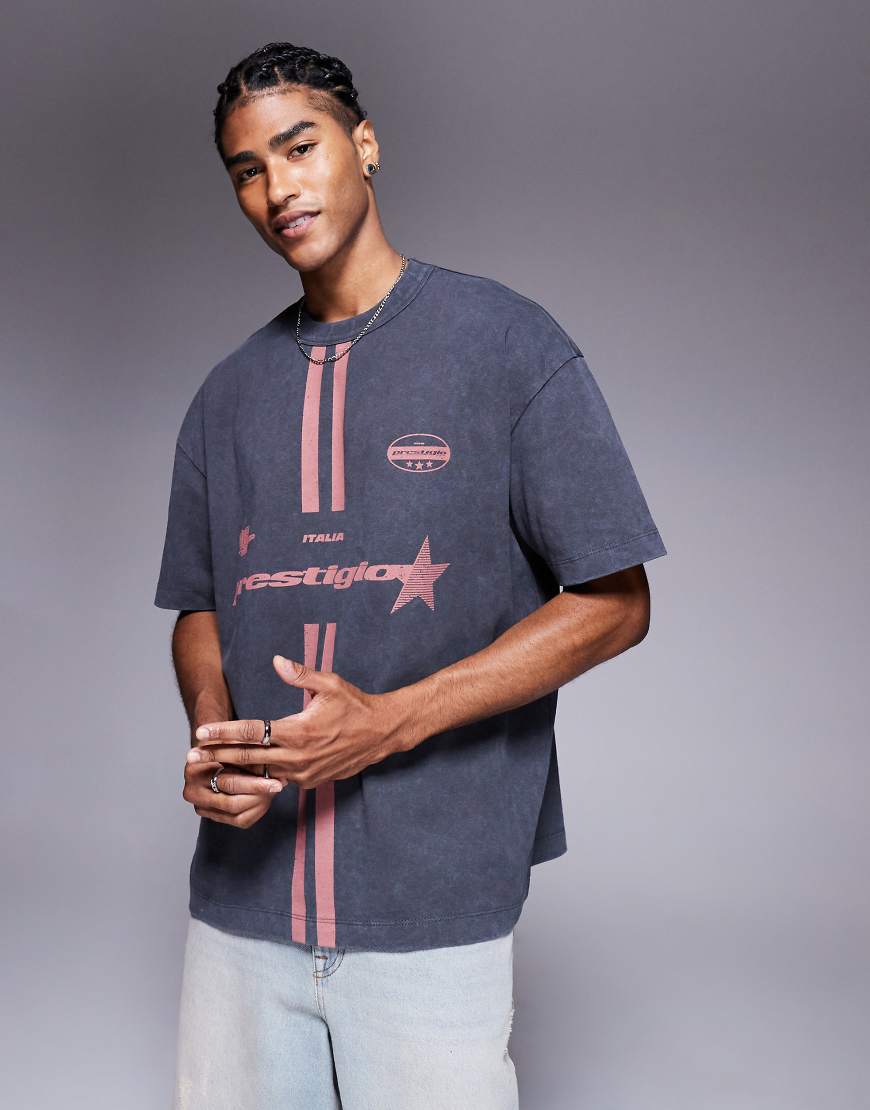 ASOS DESIGN - Schweres Oversize-T-Shirt in verwaschenem Schwarz mit Sport-Grafikprint-Grau ASOS DESIGN - Schweres Oversize-T-Shirt in verwaschenem Schwarz mit Sport-Grafikprint-Grau von ASOS DESIGN
