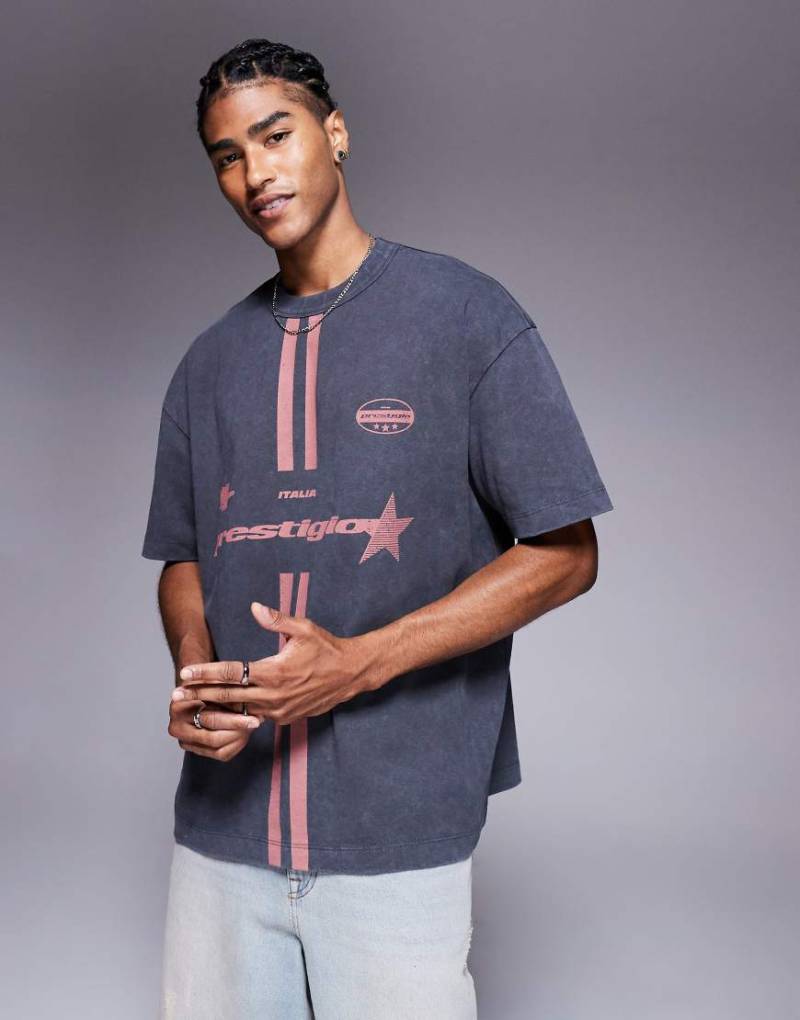 ASOS DESIGN - Schweres Oversize-T-Shirt in verwaschenem Schwarz mit Sport-Grafikprint-Grau von ASOS DESIGN