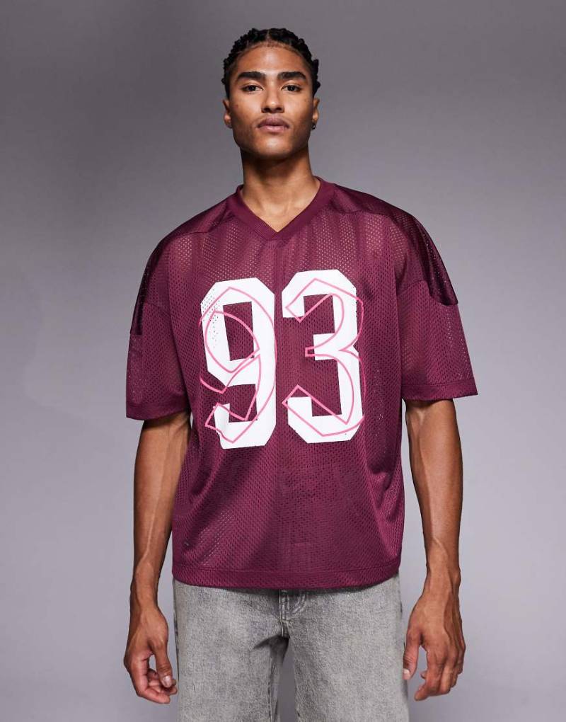 ASOS DESIGN - Kastiges Oversize-T-Shirt aus Airtex-Material in Burgunderrot mit überschnittenen Schultern, V-Ausschnitt und Sport-Grafikprint von ASOS DESIGN