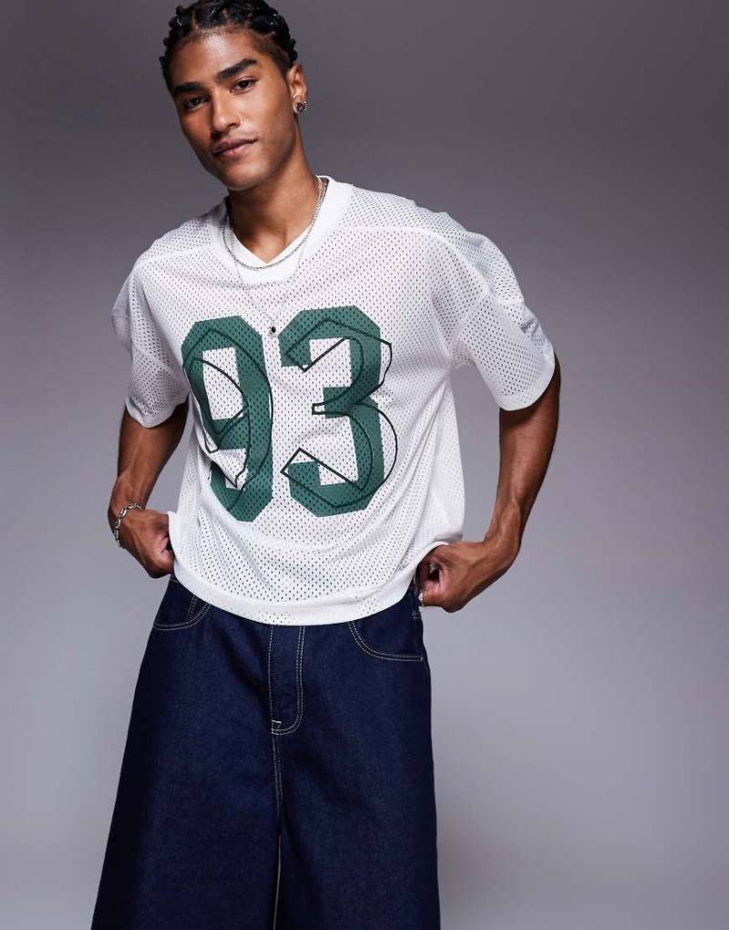 ASOS DESIGN - Kastiges Oversize-T-Shirt aus Airtex-Material in Ecru mit überschnittenen Schultern, V-Ausschnitt und Sport-Grafikprint-Neutral von ASOS DESIGN