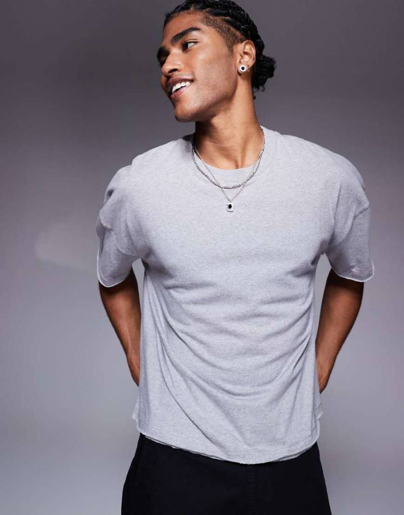 ASOS DESIGN - Kastiges Oversize-T-Shirt aus Jersey in meliertem Grau mit überschnittener Schulter und offenem Saum von ASOS DESIGN