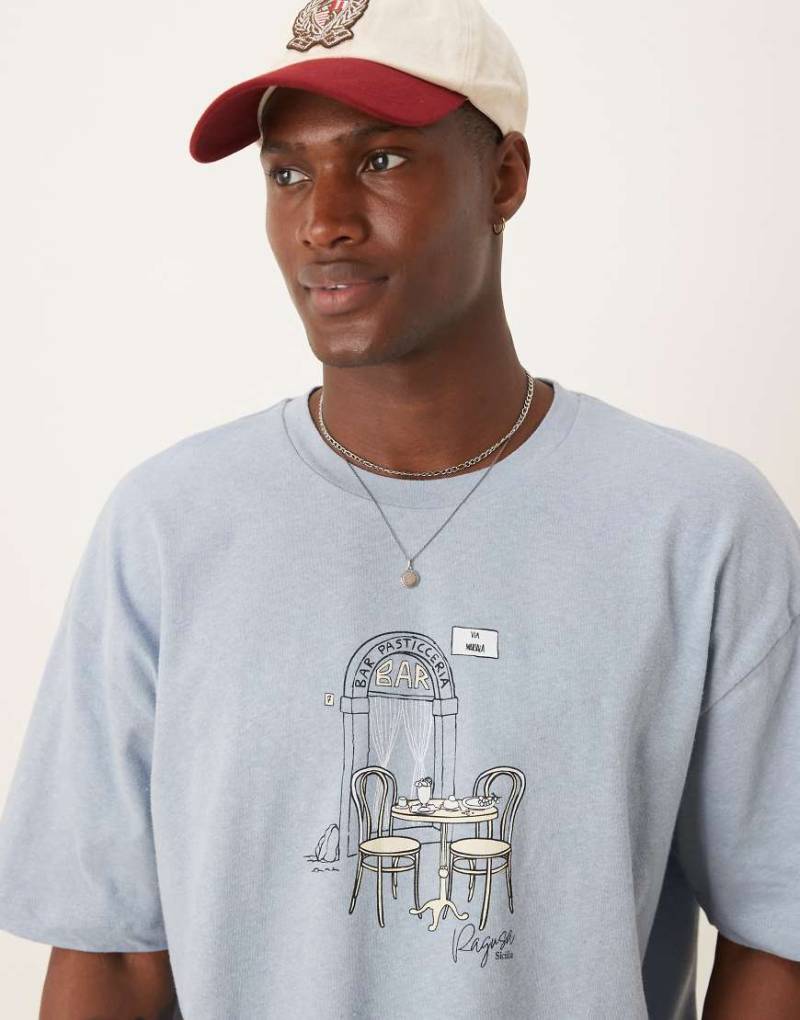 ASOS DESIGN - Kastiges Oversize-T-Shirt aus Leinenmix in Hellblau mit Café-Print von ASOS DESIGN