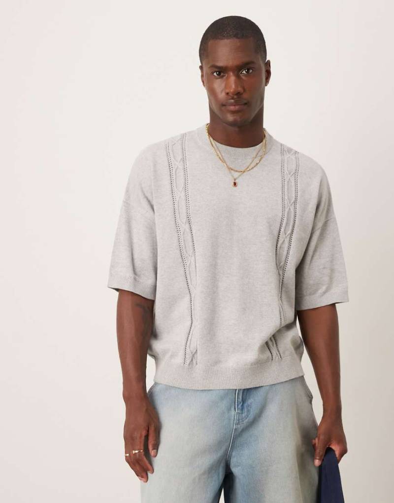ASOS DESIGN - Oversize-T-Shirt aus Strick in Grau meliert mit Rundhalsausschnitt und Stickerei-Detail von ASOS DESIGN