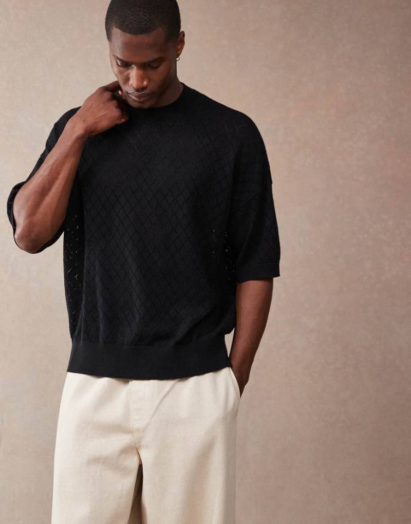 ASOS DESIGN - Oversize-T-Shirt aus Strick in Schwarz mit rautenförmigem Pointelle-Strickmuster von ASOS DESIGN