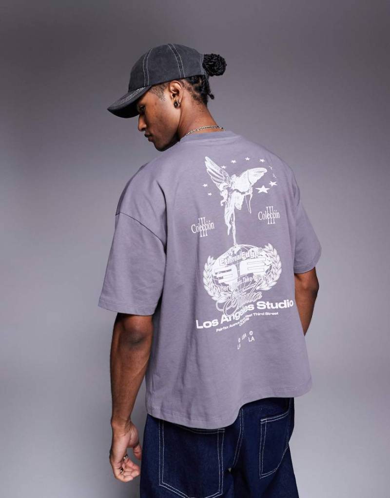 ASOS DESIGN - Kastiges Oversize-T-Shirt in Anthrazit mit Engel-Street-Grafik auf der Rückseite-Grau von ASOS DESIGN